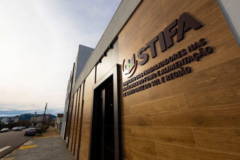 Sindicato completa 77 anos de história e compromisso com trabalhadores do tabaco e alimentação